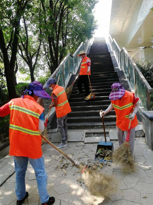 公厕外环卫集体跪地;公厕外环卫集体跪地视频